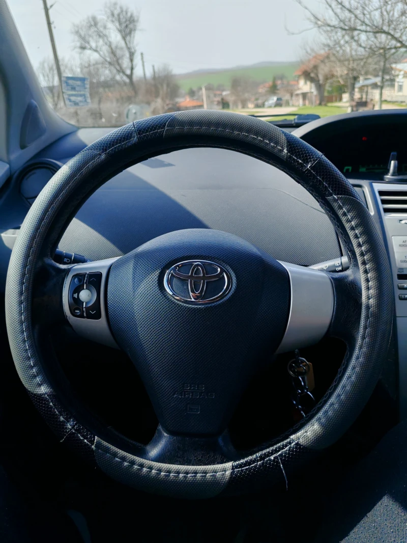 Toyota Yaris 1.0i, снимка 9 - Автомобили и джипове - 53183797