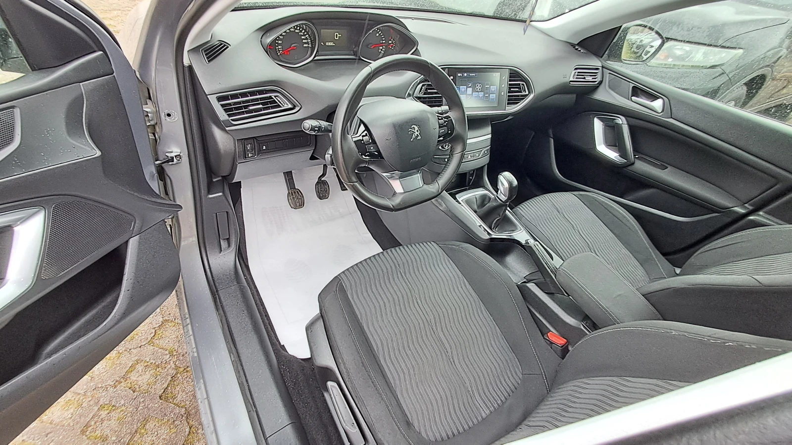 Peugeot 308 ИЗКЛЮЧИТЕЛНО СЕРВ КНИЖК УНИКТ ОБСЛУЖ НАВИ АВТОПИЛТ, снимка 5 - Автомобили и джипове - 12363859