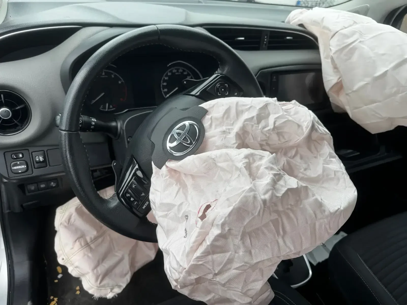 Toyota Yaris КАТАСТРОФИРАЛ - изображение 6