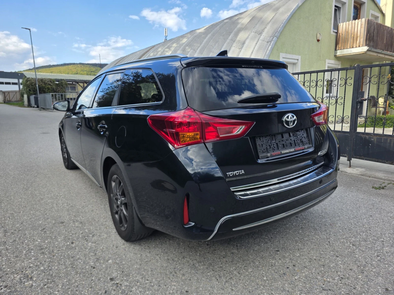 Toyota Auris 1.6 VVTi  NAVI/KAMERA/KEYLESS/LED/BIXENON/TEMPOMAT, снимка 4 - Автомобили и джипове - 56228974
