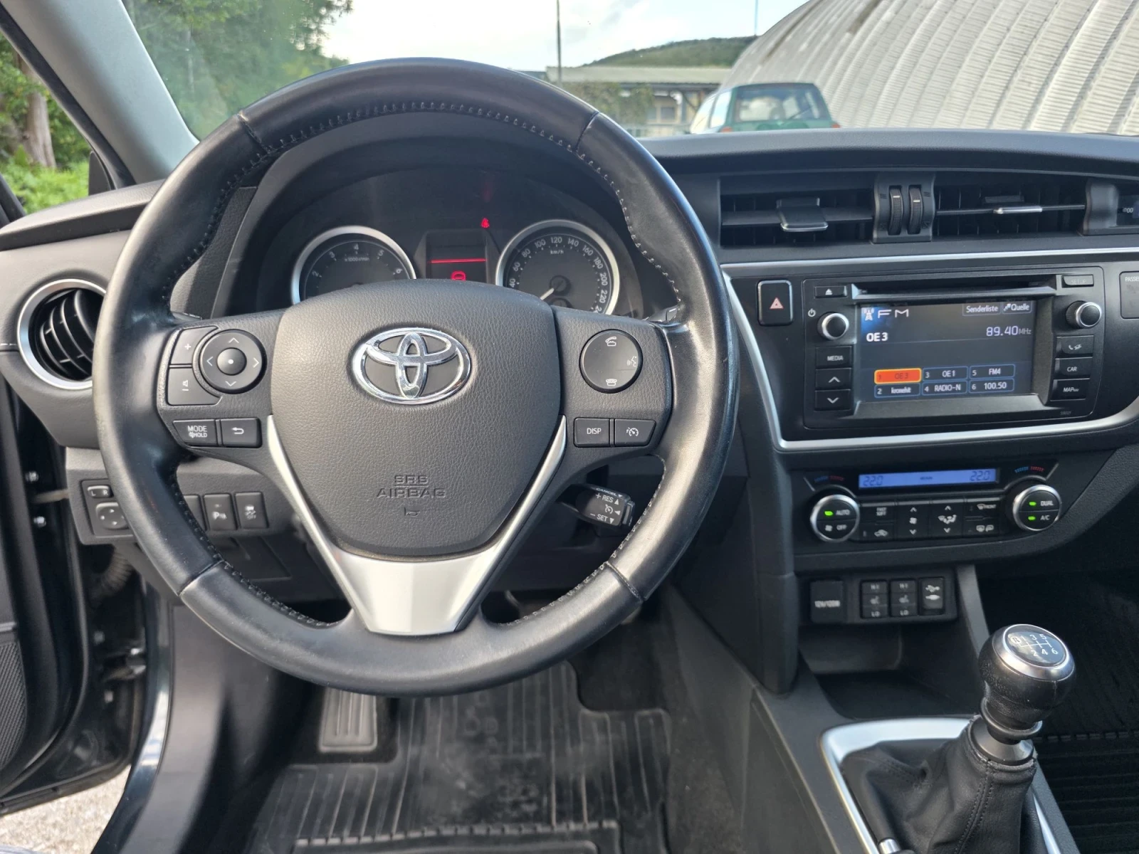 Toyota Auris 1.6 VVTi  NAVI/KAMERA/KEYLESS/LED/BIXENON/TEMPOMAT, снимка 12 - Автомобили и джипове - 56228974