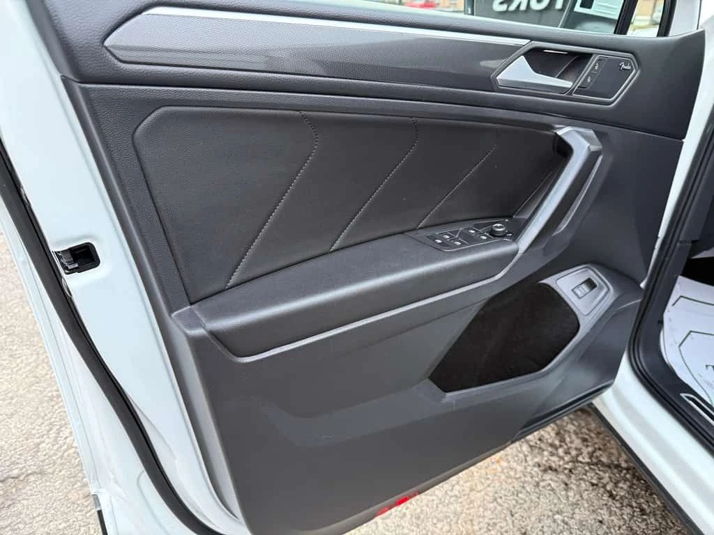 VW Tiguan * Highline 2.0T 8sp at w/Tip 4M * CARFAX * ЦЕНА ДО, снимка 9 - Автомобили и джипове - 53975176