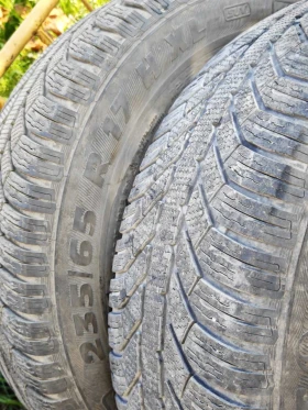 Гуми Зимни 235/65R17, снимка 3 - Гуми и джанти - 47866086