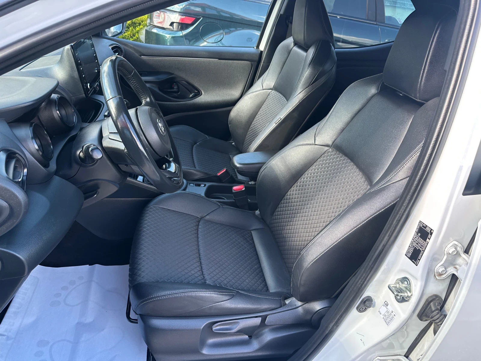 Toyota Yaris 1, 5Hybrid, Led, Digital, Distronic, 85000��, ���. | Mobile.bg � ����������� 11