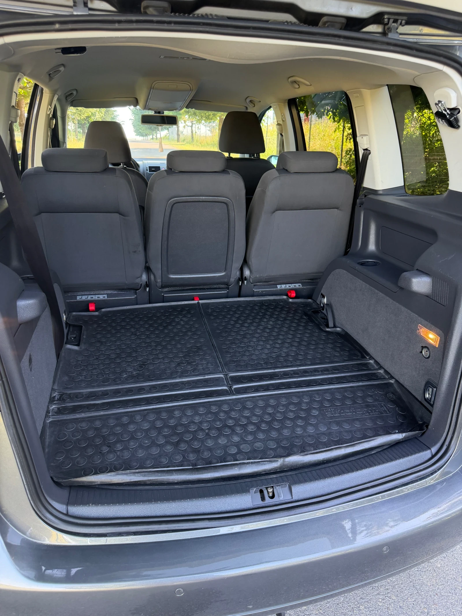 VW Touran, снимка 9 - Автомобили и джипове - 55467359