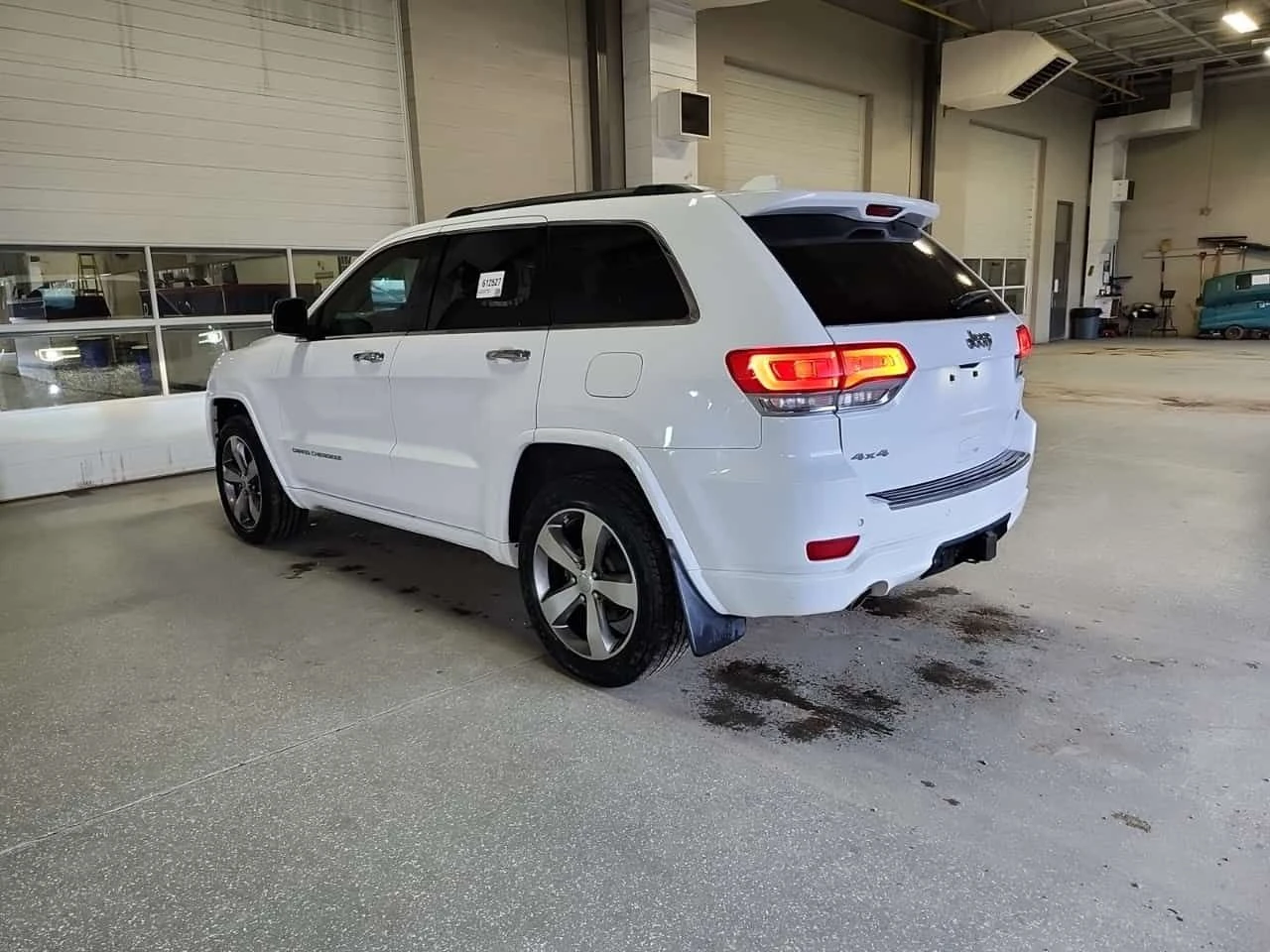 Jeep Grand cherokee  OVERLAND| ОБДУХВАНЕ| 2 КЛЮЧА| ПАНОРАМА| CARFAX, снимка 4 - Автомобили и джипове - 53845316