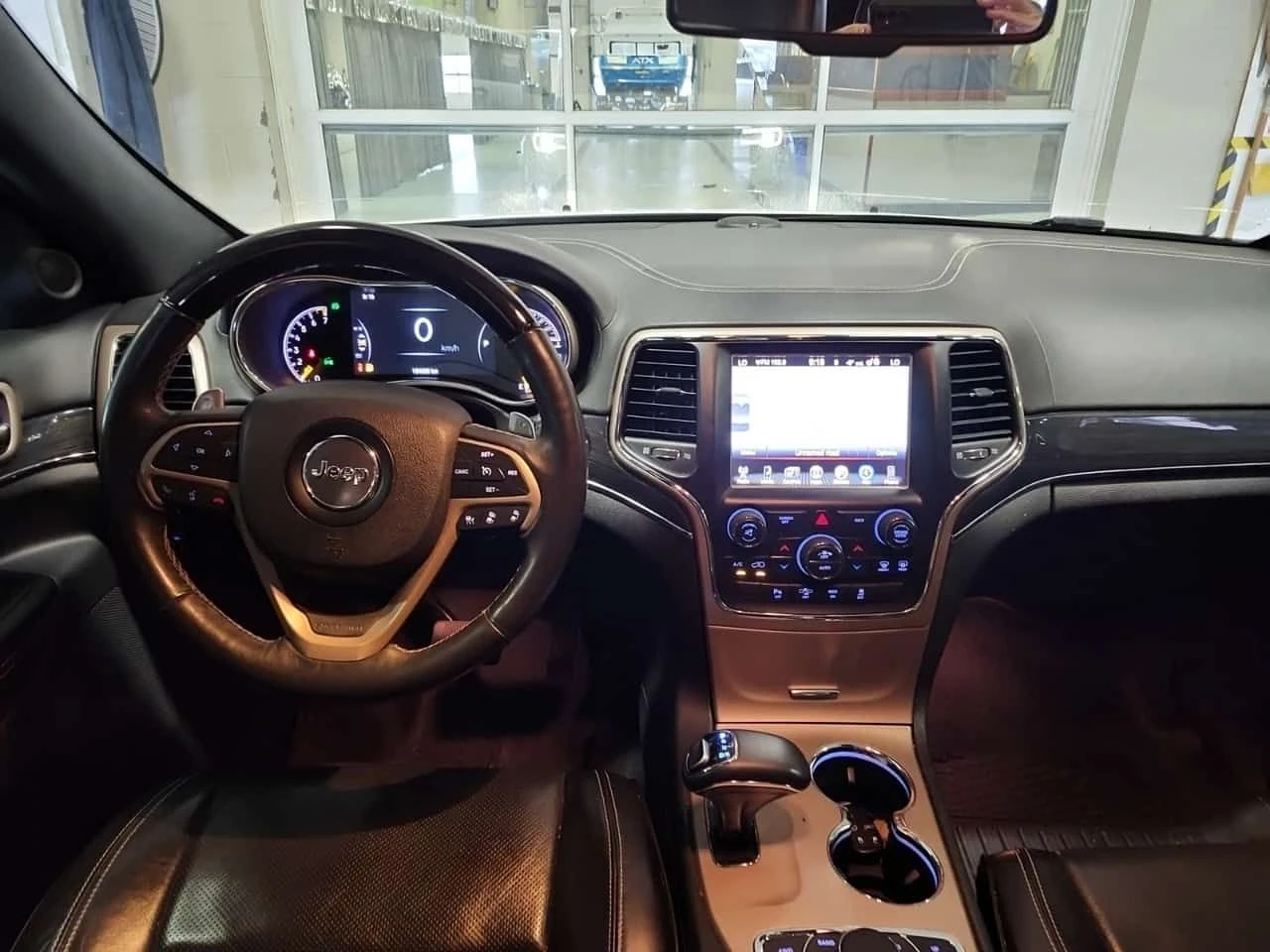 Jeep Grand cherokee  OVERLAND| ОБДУХВАНЕ| 2 КЛЮЧА| ПАНОРАМА| CARFAX, снимка 10 - Автомобили и джипове - 53845316