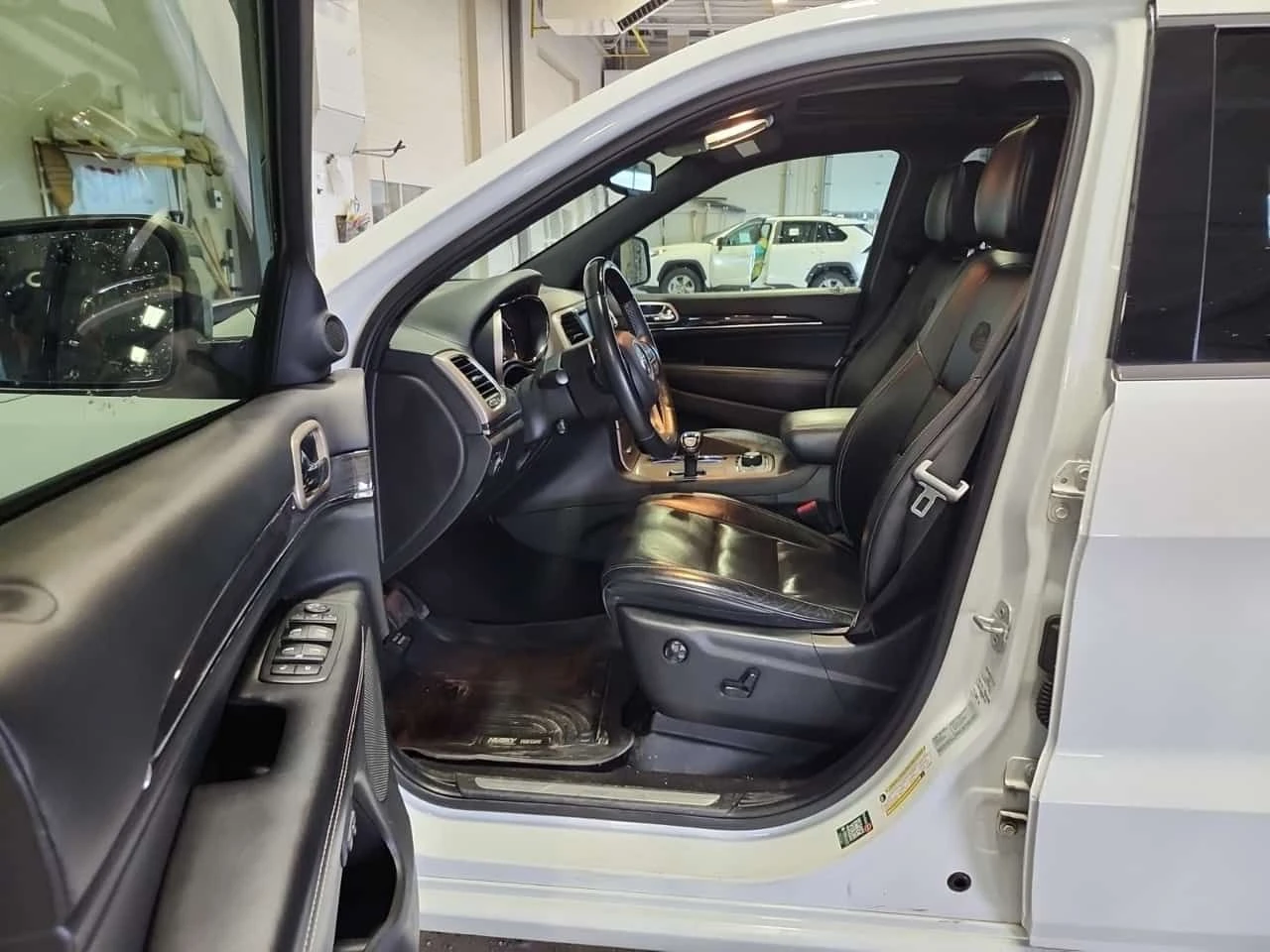 Jeep Grand cherokee  OVERLAND| ОБДУХВАНЕ| 2 КЛЮЧА| ПАНОРАМА| CARFAX, снимка 5 - Автомобили и джипове - 53845316