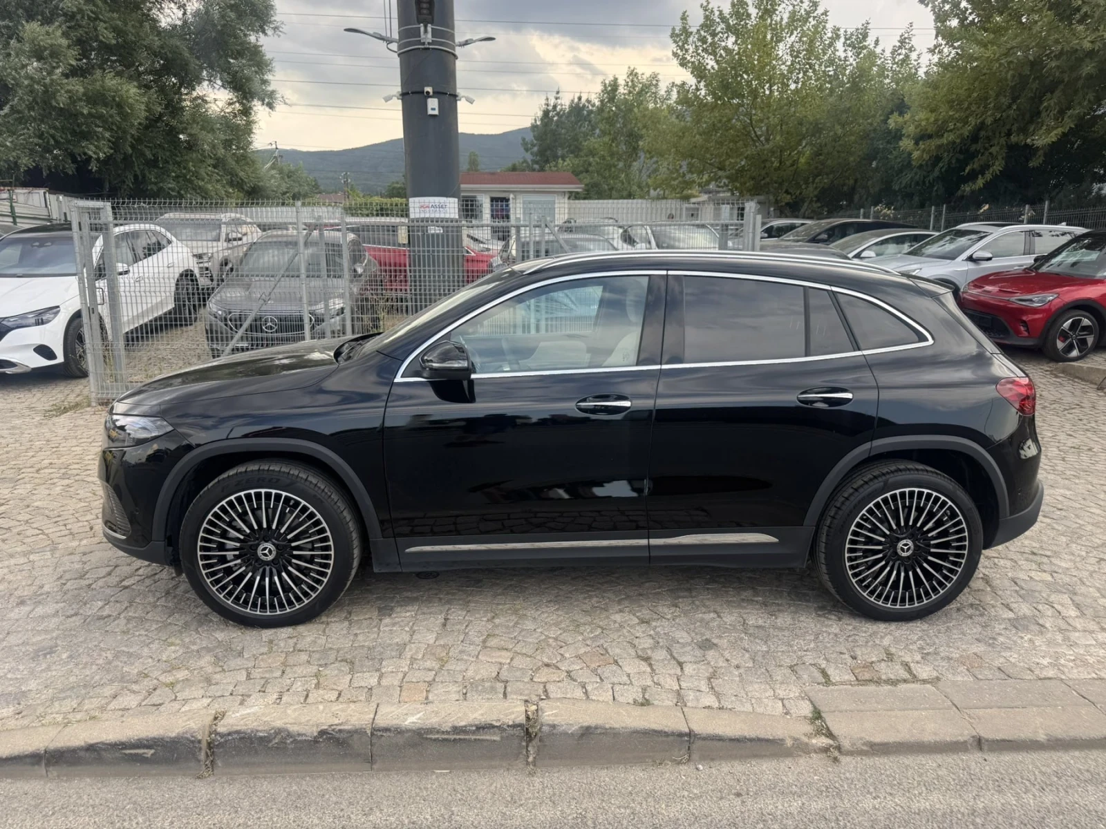 Mercedes-Benz EQA 300 4MATIK AMG, снимка 3 - Автомобили и джипове - 55702134