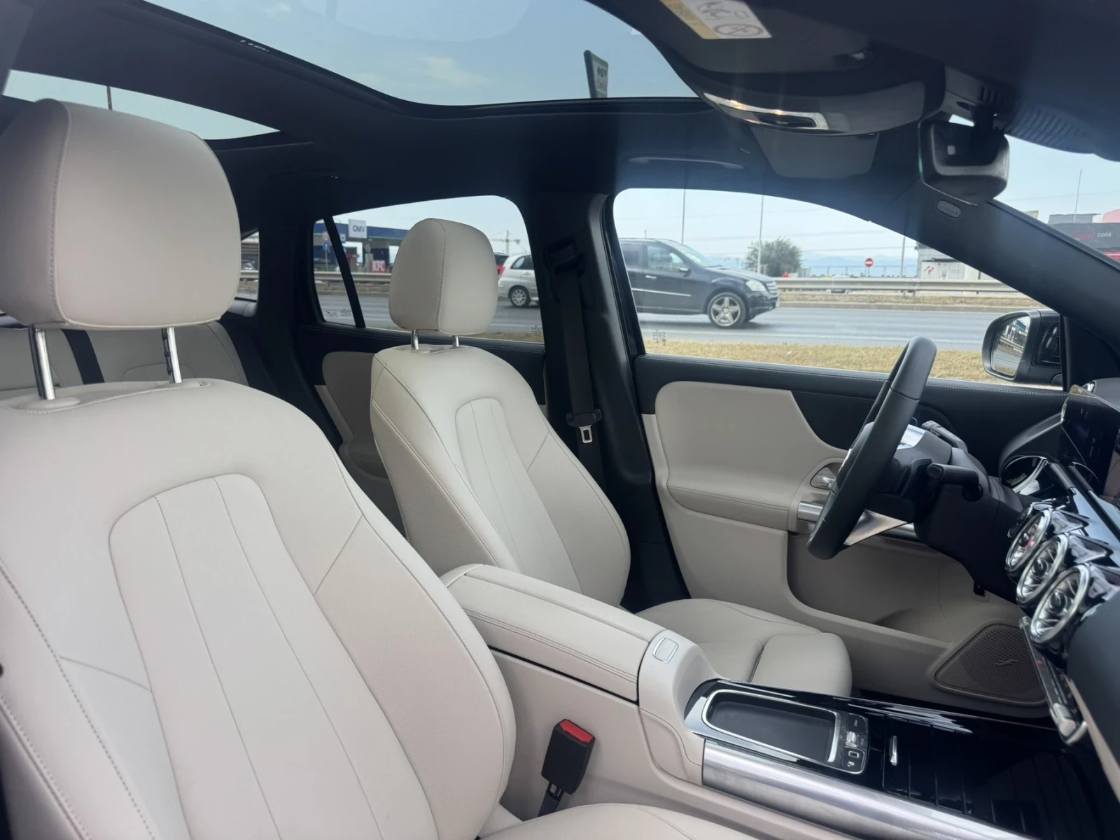 Mercedes-Benz EQA 300 4MATIK AMG, снимка 12 - Автомобили и джипове - 55702134