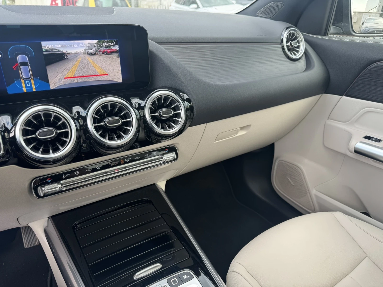 Mercedes-Benz EQA 300 4MATIK AMG, снимка 11 - Автомобили и джипове - 55702134