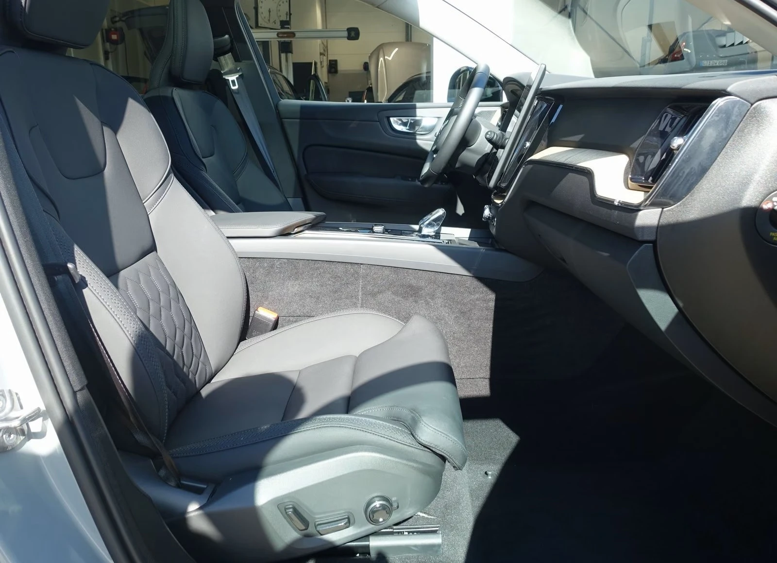 Volvo XC60 T6 AWD Plus, снимка 13 - Автомобили и джипове - 56476625