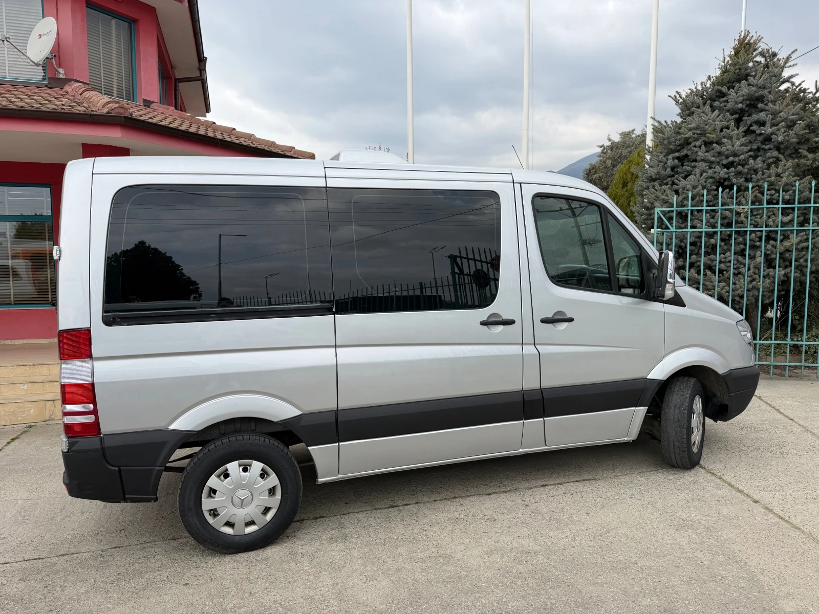 Mercedes-Benz Sprinter 211CDI* 2xКлиматик* 2х стр.врати, снимка 14 - Бусове и автобуси - 53875073