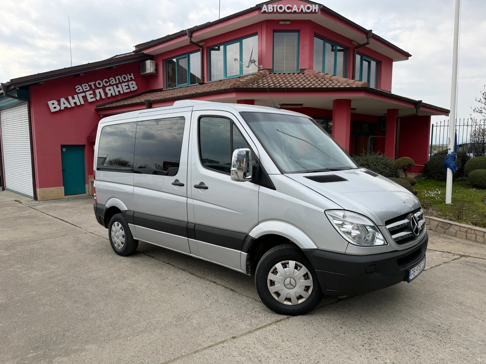 Mercedes-Benz Sprinter 211CDI* 2xКлиматик* 2х стр.врати, снимка 13 - Бусове и автобуси - 53875073