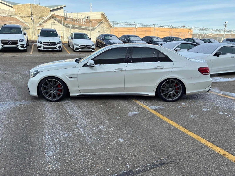 Mercedes-Benz E 63 AMG S * * CARFAX * * АВТО КРЕДИТ * * , снимка 3 - Автомобили и джипове - 52574023