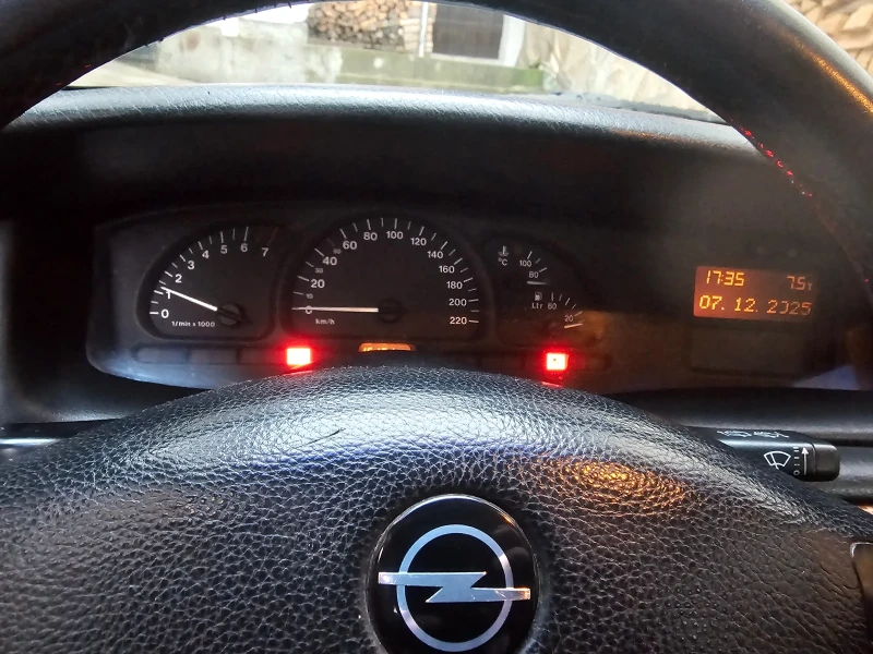 Opel Vectra 1.6, снимка 11 - Автомобили и джипове - 52680485