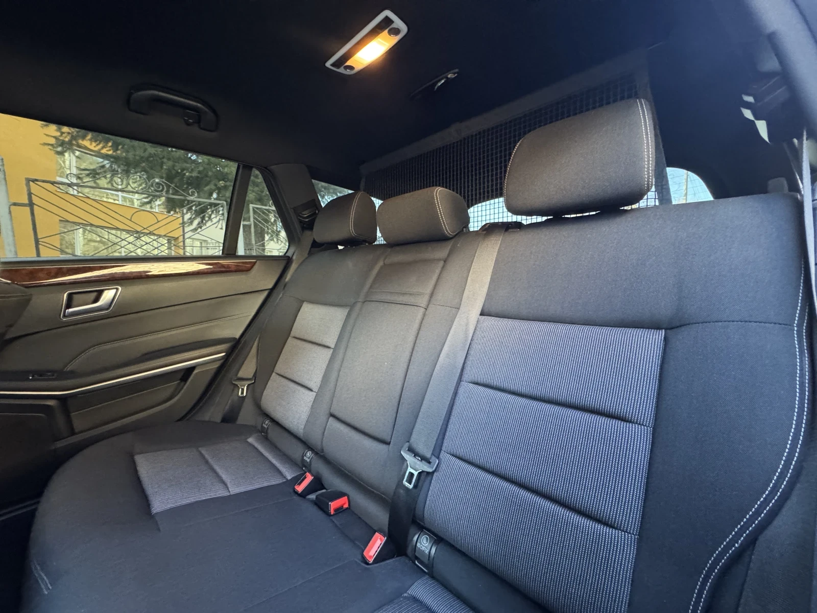 Mercedes-Benz E 220, снимка 5 - Автомобили и джипове - 54130239