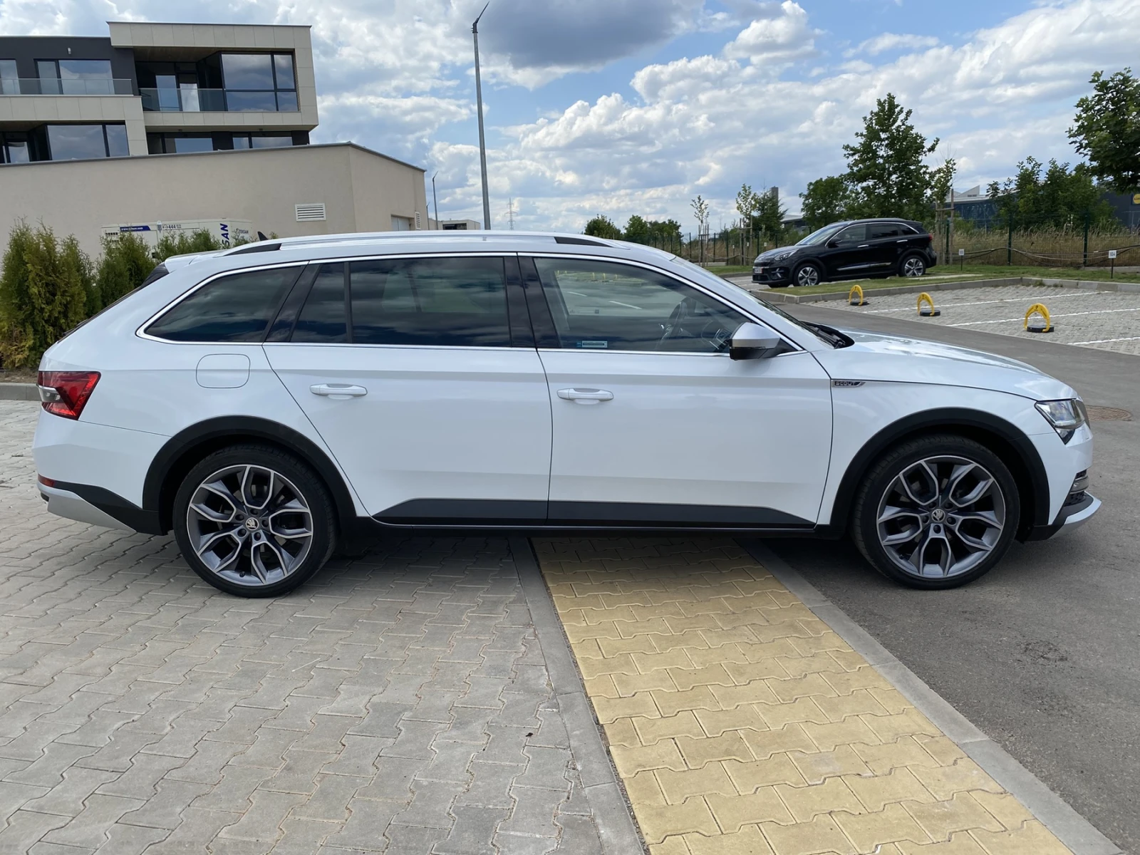 Skoda Superb 2.0 TDI/ Scout/ Combi/ 4x4/ DSG/ , снимка 4 - Автомобили и джипове - 55070197