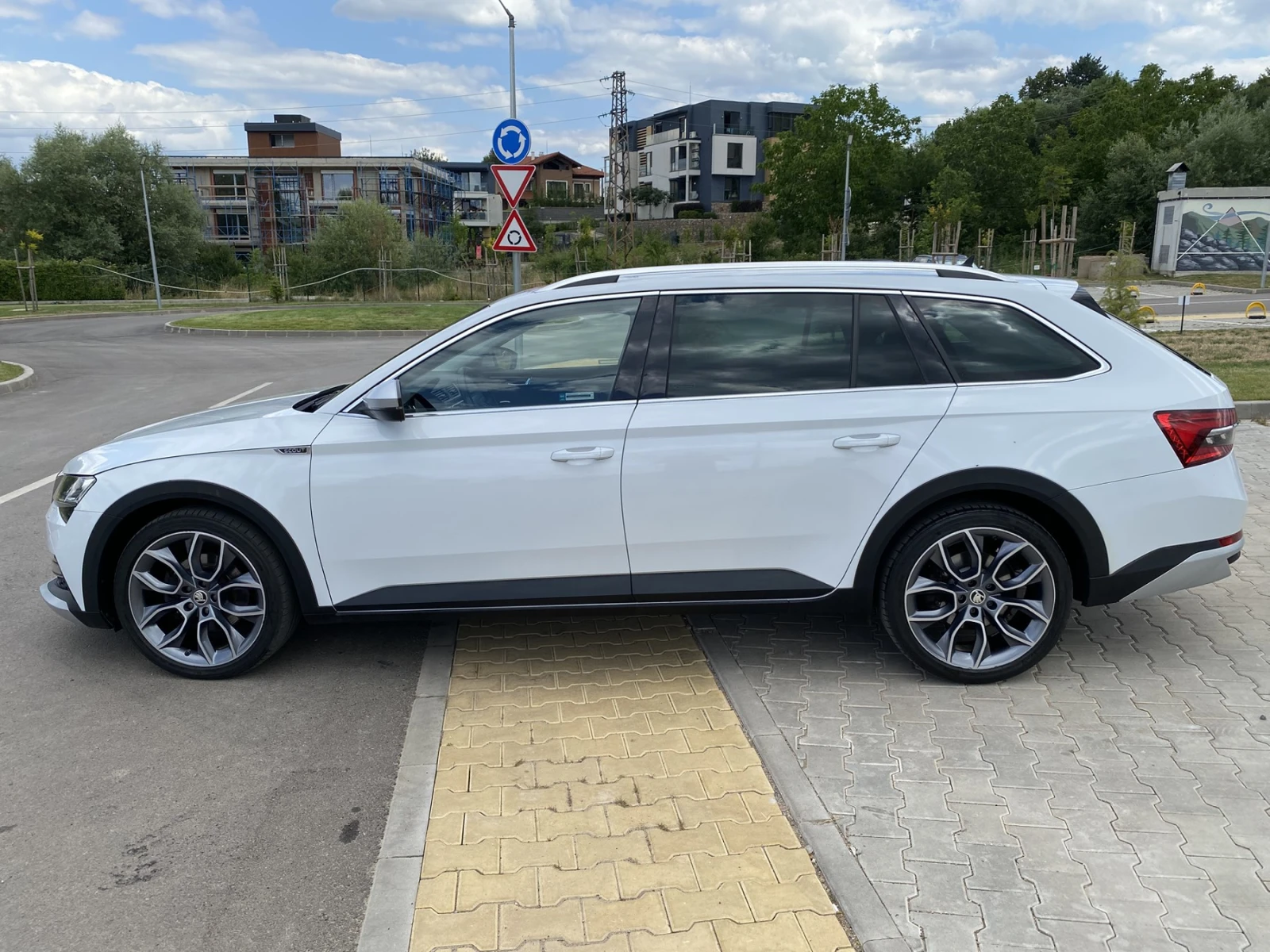 Skoda Superb 2.0 TDI/ Scout/ Combi/ 4x4/ DSG/ , снимка 8 - Автомобили и джипове - 55070197