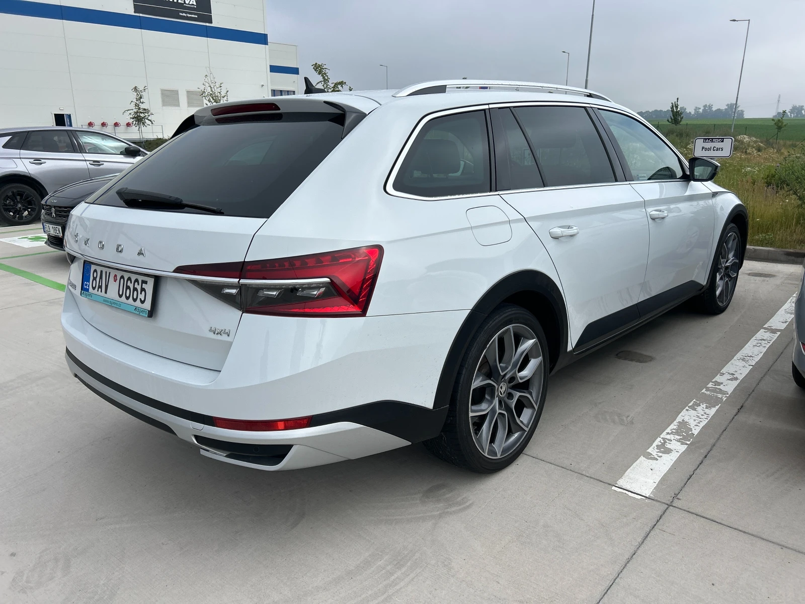 Skoda Superb 2.0 TDI/ Scout/ Combi/ 4x4/ DSG/ Очакван !, снимка 4 - Автомобили и джипове - 55070197