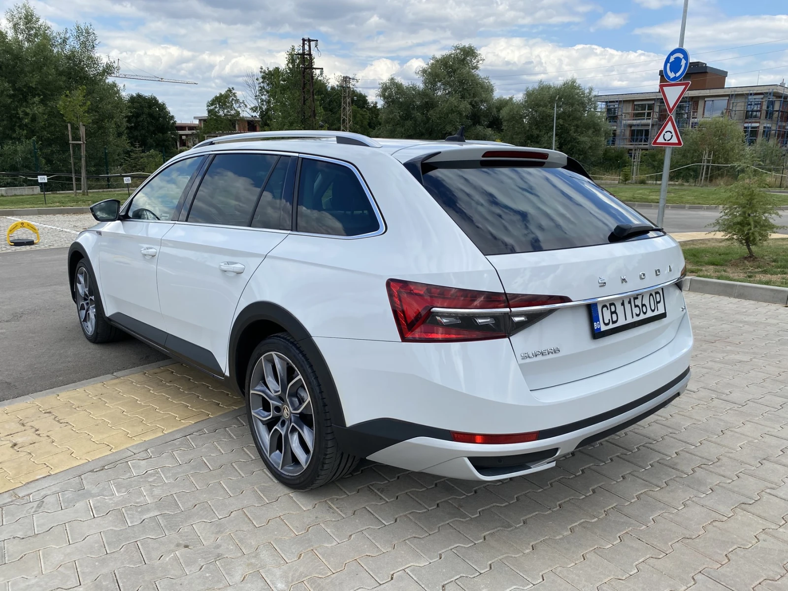 Skoda Superb 2.0 TDI/ Scout/ Combi/ 4x4/ DSG/ , снимка 7 - Автомобили и джипове - 55070197