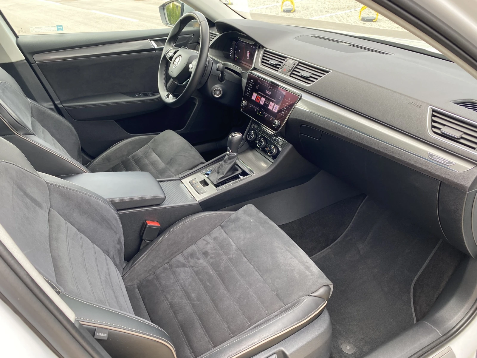 Skoda Superb 2.0 TDI/ Scout/ Combi/ 4x4/ DSG/ , снимка 11 - Автомобили и джипове - 55070197