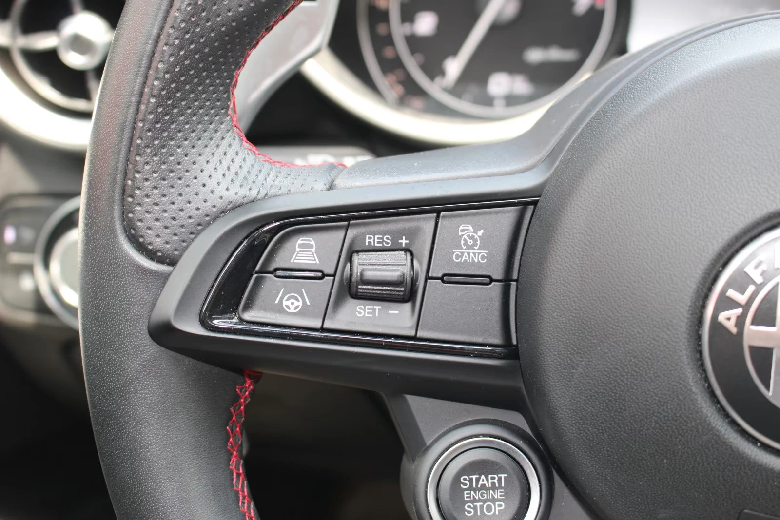 Alfa Romeo Giulia Q4/280HP/ESTREMA/CARBON/CAM/PANO/ACC/KLES/LED/561z, снимка 7 - Автомобили и джипове - 55207894