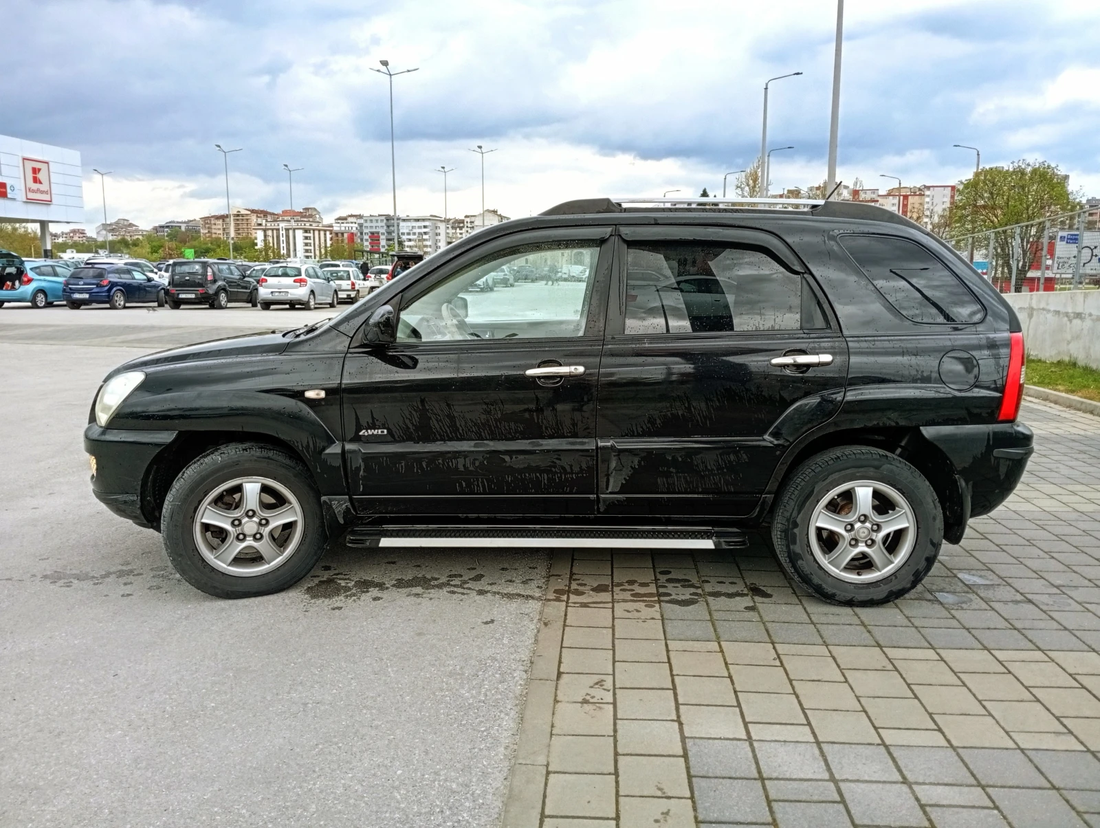 Kia Sportage Заводско състояние !, снимка 4 - Автомобили и джипове - 54383958