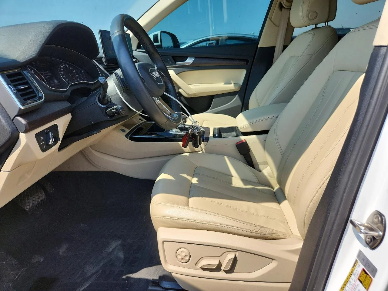 Audi Q5 2.0l Premium, снимка 7 - Автомобили и джипове - 55803026