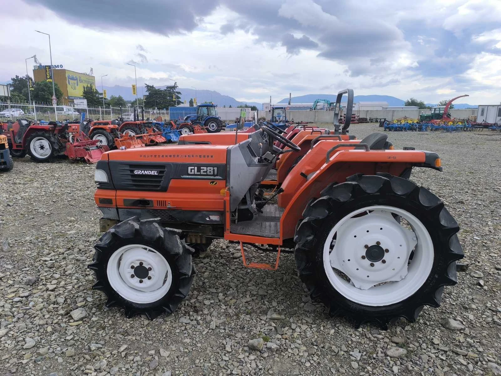Трактор Kubota, снимка 8 - Селскостопанска техника - 54631689