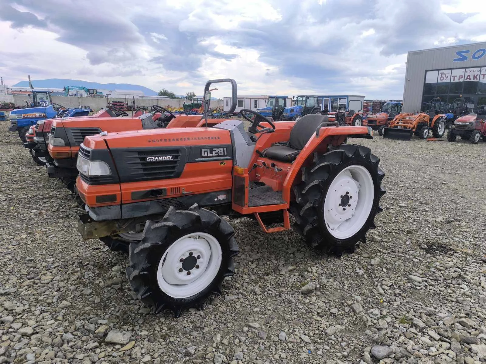 Трактор Kubota, снимка 7 - Селскостопанска техника - 54631689