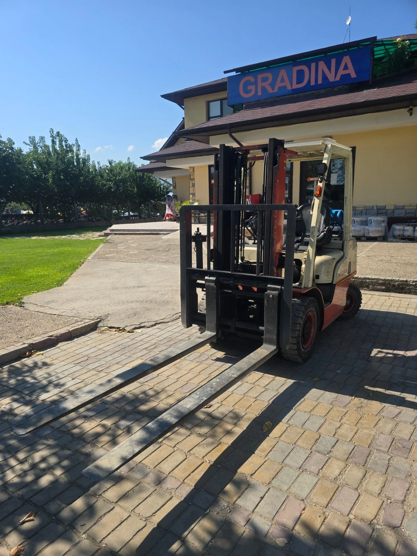 Мотокар Nissan Бензин, LPG, 2.5ton, движение на вилиците