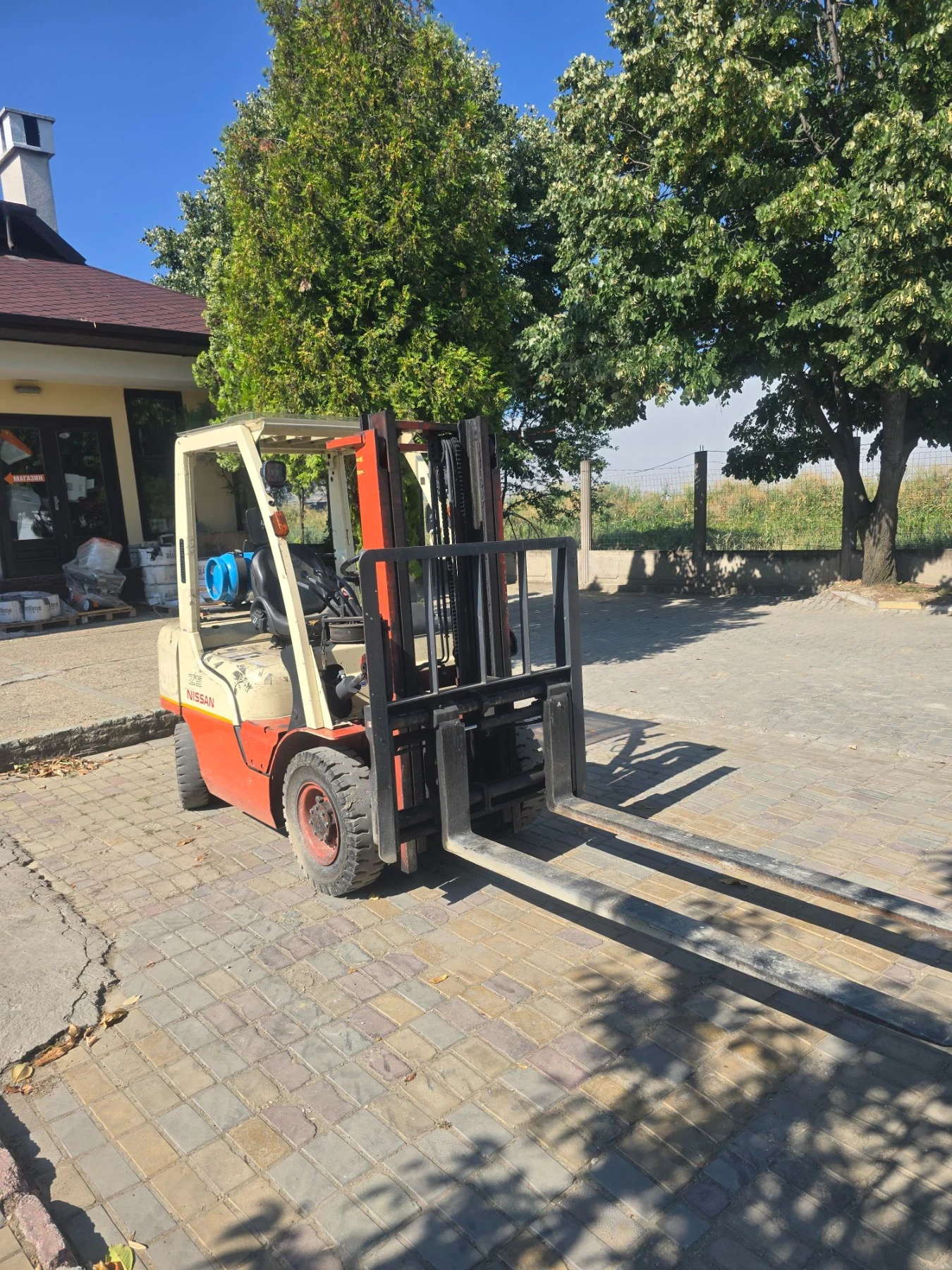 Мотокар Nissan Бензин, LPG, 2.5ton, движение на вилиците, снимка 2 - Индустриална техника - 55610870