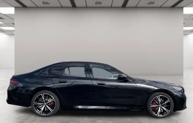 BMW 550 e xDrive M-Sport Pro = NEW = Гаранция, снимка 4 - Автомобили и джипове - 53856876