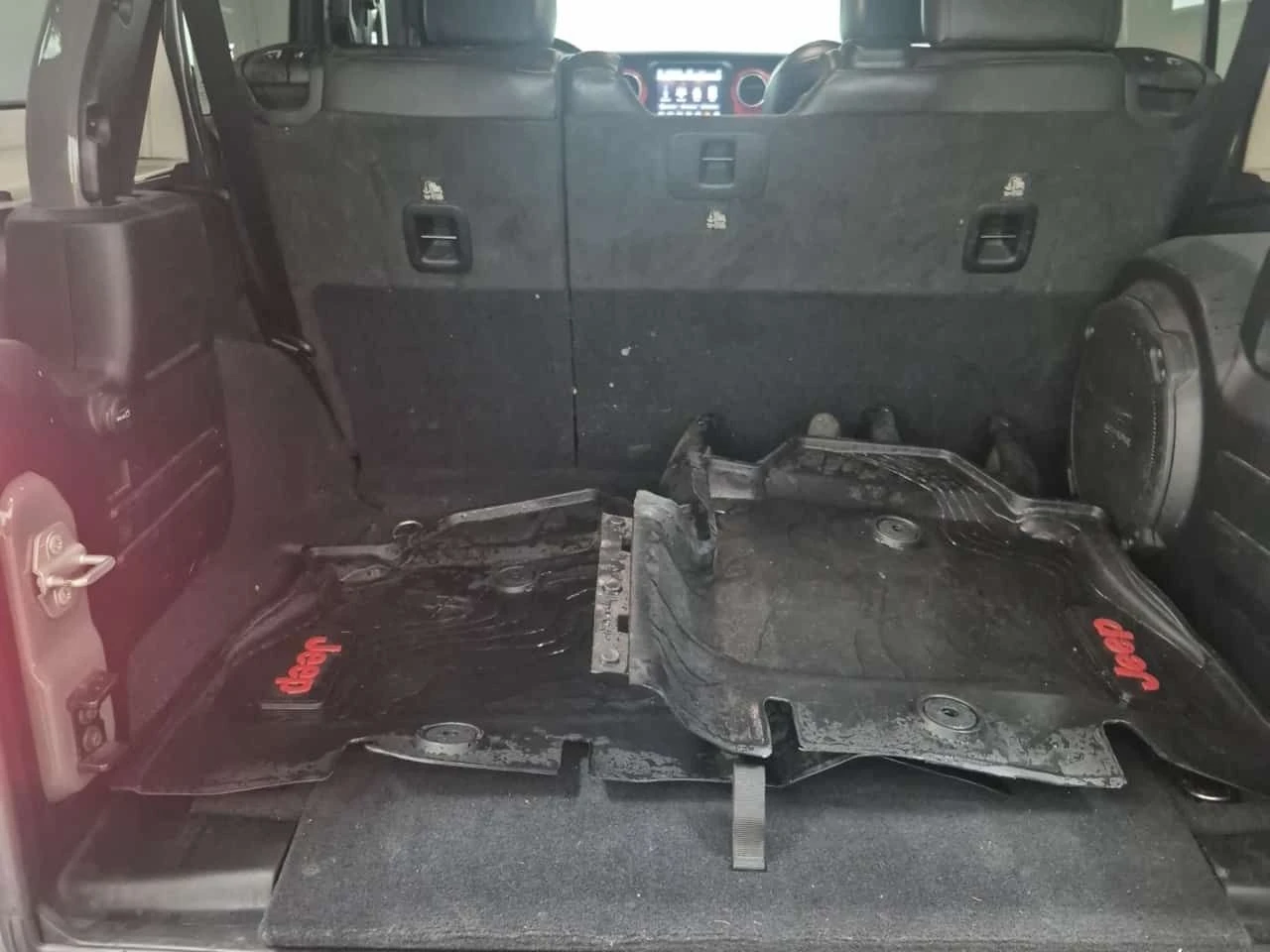 Jeep Wrangler * RUBICON * ПОДГРЕВ * ОТ ПРЕДСТАВИТЕЛСТВО , снимка 15 - Автомобили и джипове - 54109603