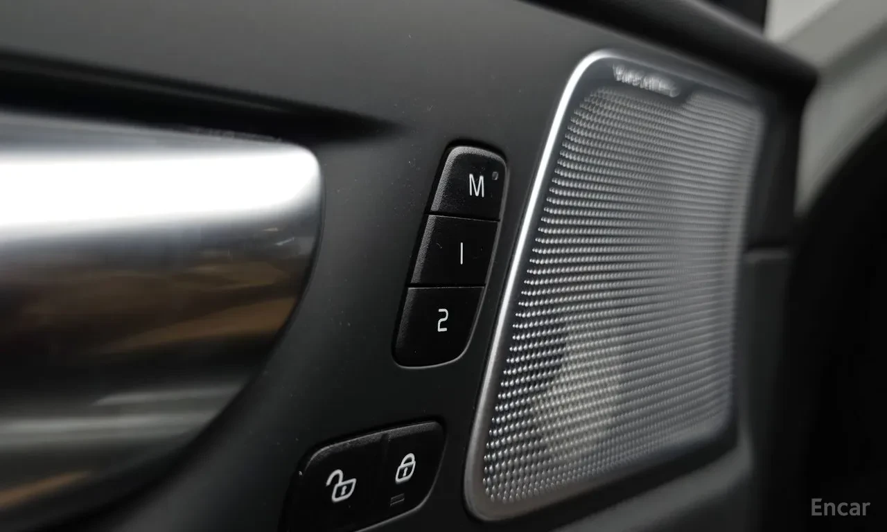 Volvo XC60 B5 Ultimate Bright| B&Wilkins| 360| HUD| БЕЗ ИНЦИД, снимка 17 - Автомобили и джипове - 55727807