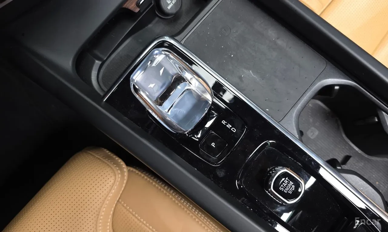 Volvo XC60 B5 Ultimate Bright| B&Wilkins| 360| HUD| БЕЗ ИНЦИД, снимка 14 - Автомобили и джипове - 55727807