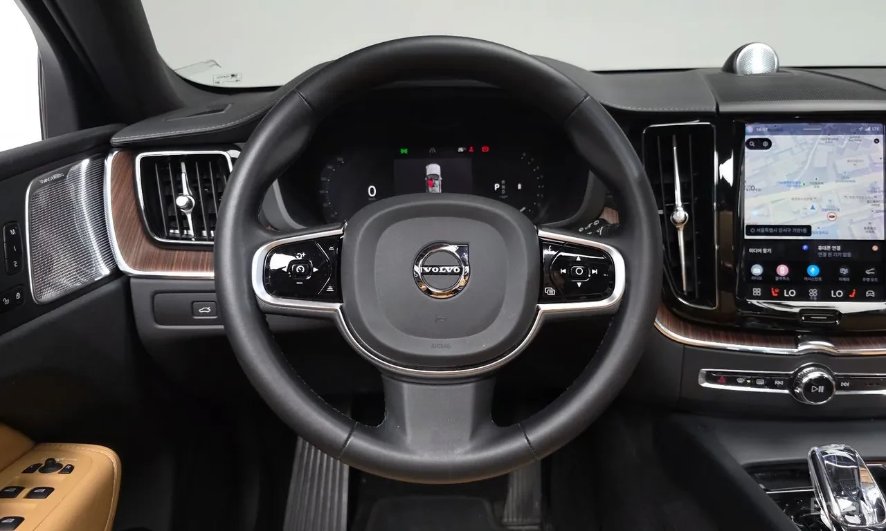 Volvo XC60 B5 Ultimate Bright| B&Wilkins| 360| HUD| БЕЗ ИНЦИД, снимка 10 - Автомобили и джипове - 55727807
