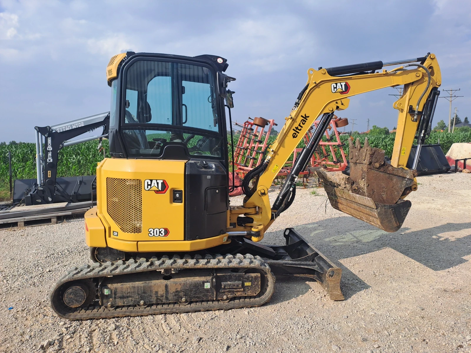 Багер Cat CR 303