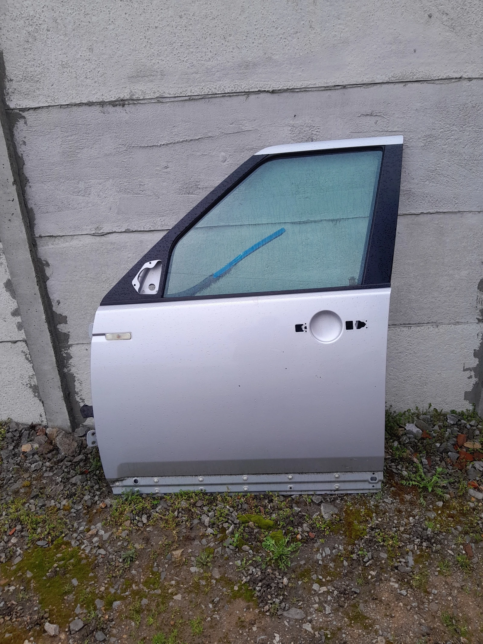 Продавам предна лява врата за Ланд Ровер Дискавъри 3 2007г Не оборудвана. 