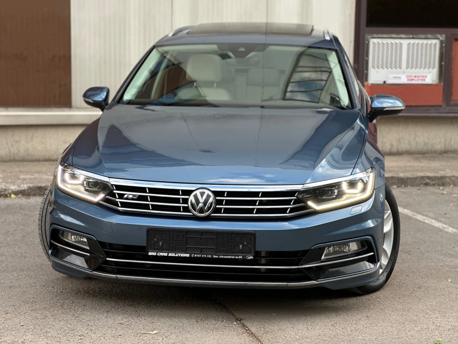 VW Passat R-Line/DIGITAL/ПАНОРАМА* Масаж* ПОРЪЧКОВ/Full-MAXX, снимка 3 - Автомобили и джипове - 55289048