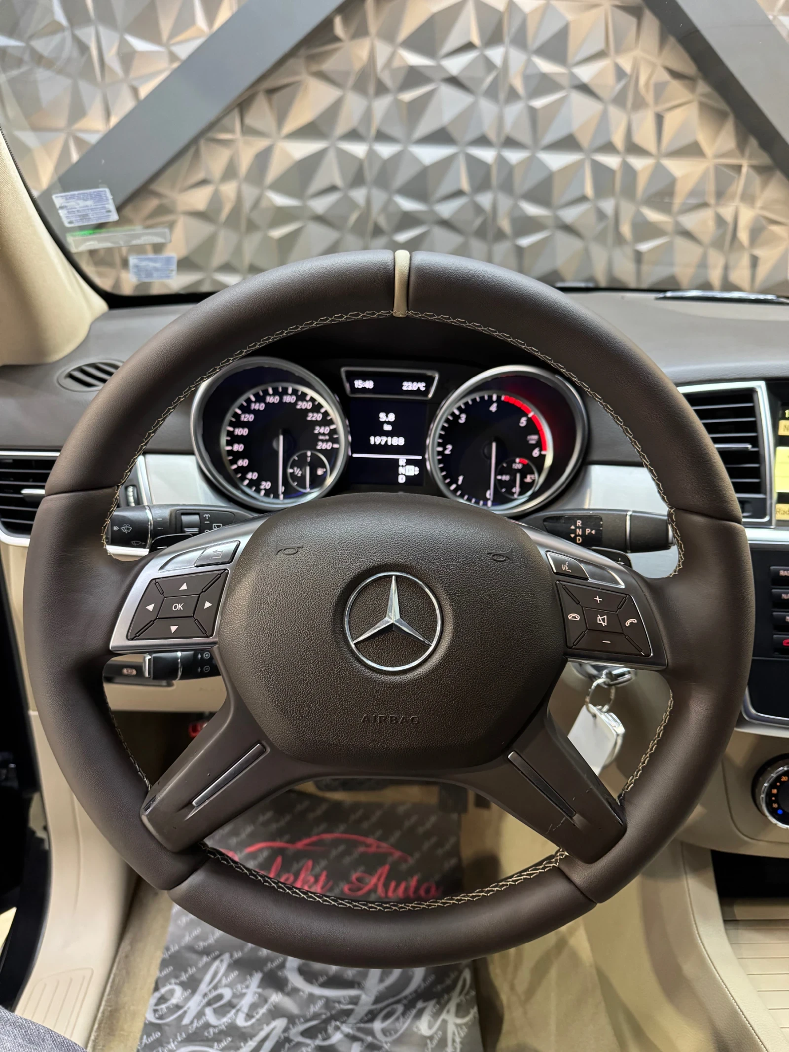 Mercedes-Benz ML 350 d BLUETEC 4 MATIC * AMG *  - изображение 8