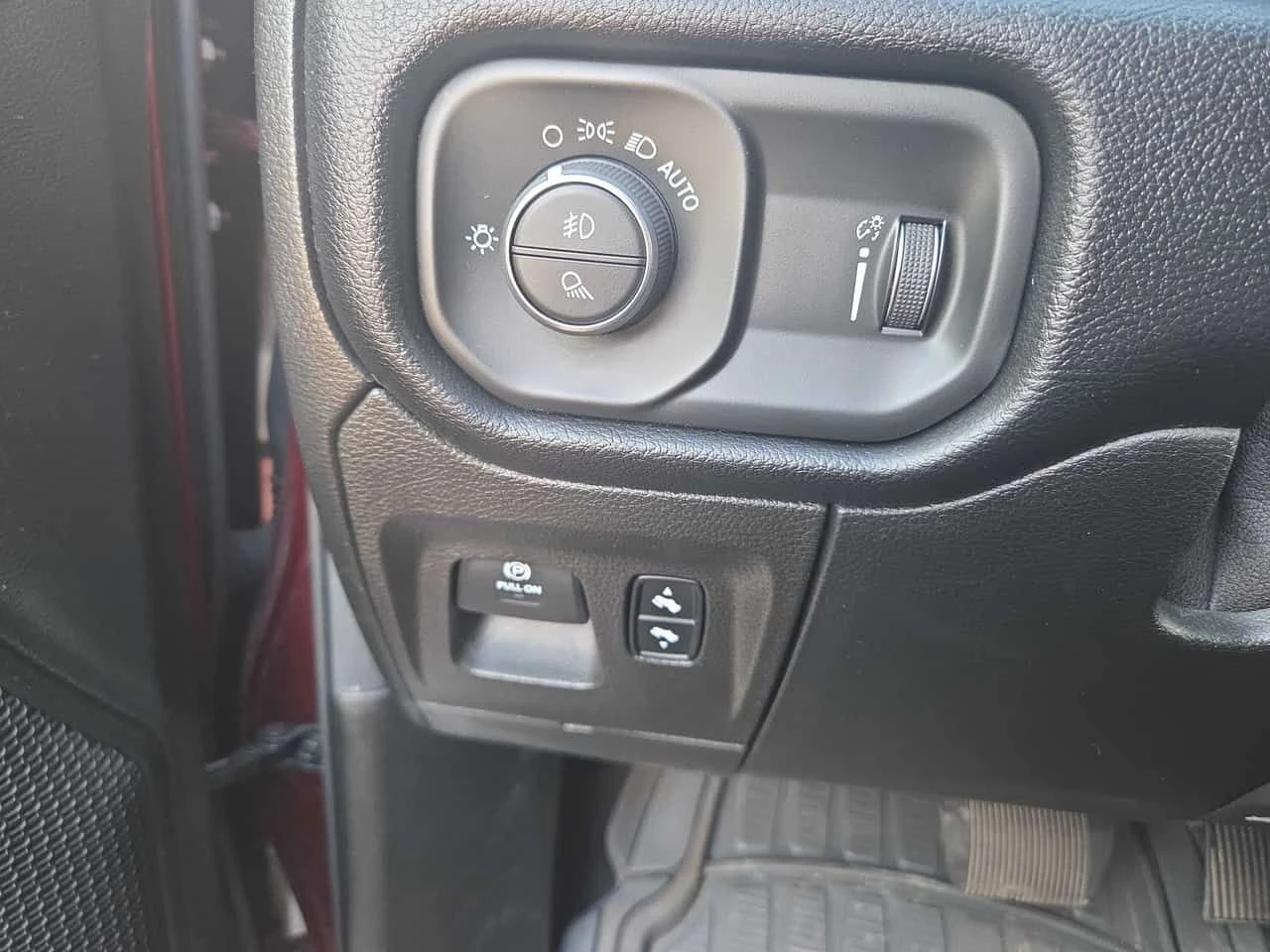 Dodge RAM 1500 * Sport * CARFAX * ПОДГРЕВИ * ПАНО * KEYLESS, снимка 11 - Автомобили и джипове - 54632304