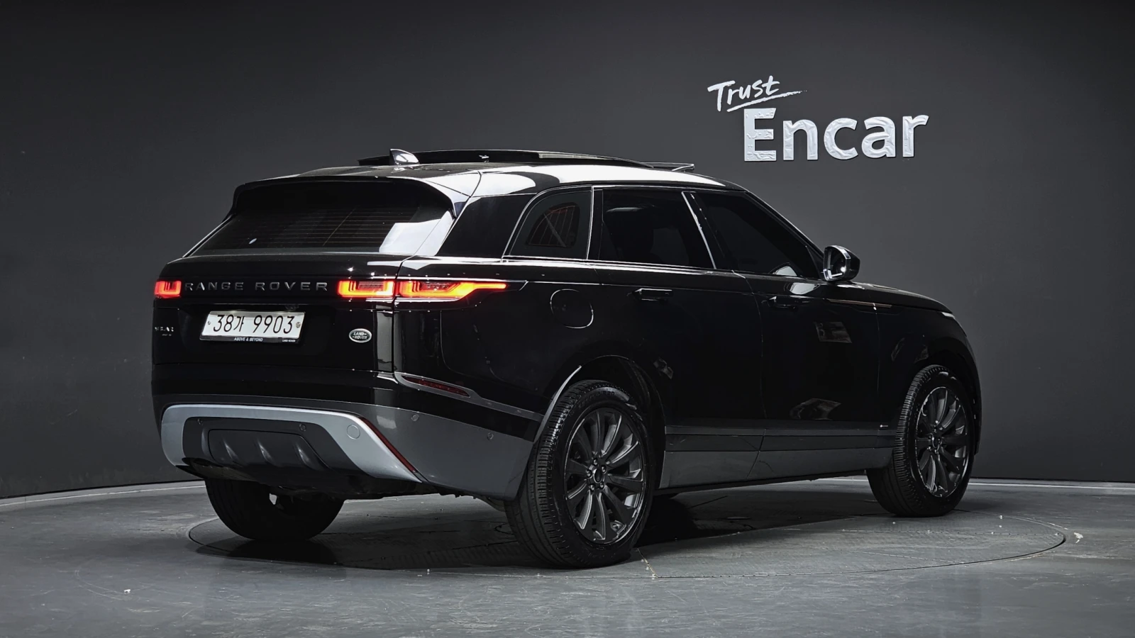 Land Rover Range Rover Velar D240* ЕЛ. БАГАЖНИК* BLIND SPOT* ЛЮК* КРАЙНА ЦЕНА, снимка 2 - Автомобили и джипове - 55595197