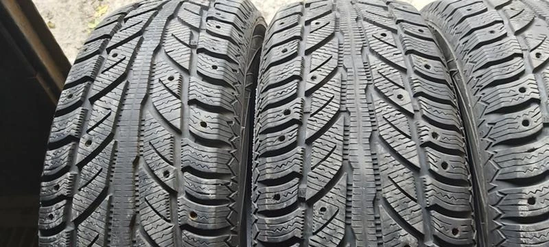 Гуми Зимни 215/65R16, снимка 3 - Гуми и джанти - 31140767