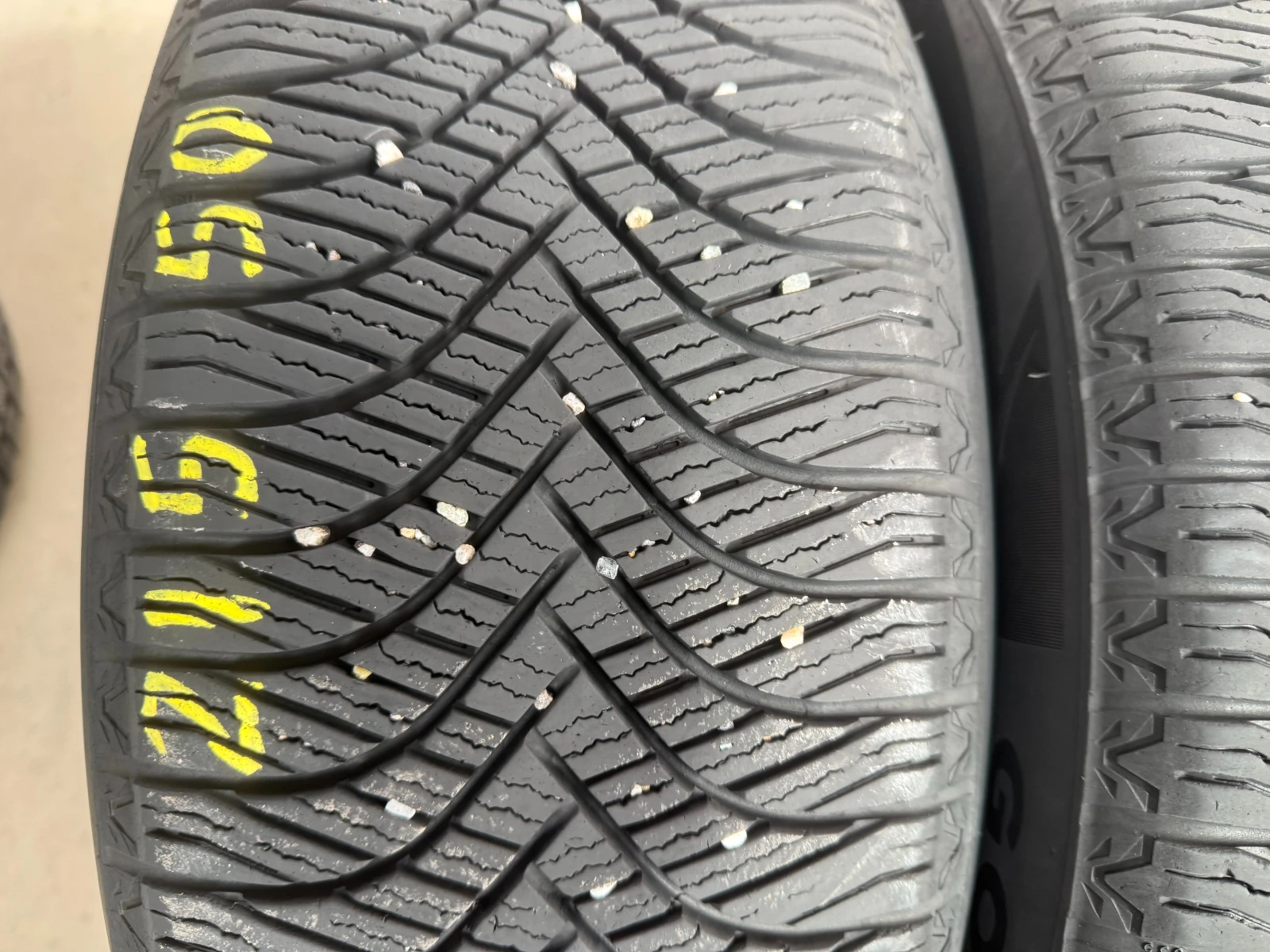 Гуми Всесезонни 215/50R17, снимка 2 - Гуми и джанти - 53992211