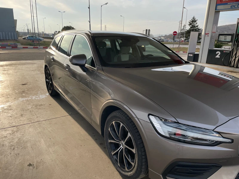 Volvo V60 D4* сервизна история* салон Blond Textile, снимка 2 - Автомобили и джипове - 38986190