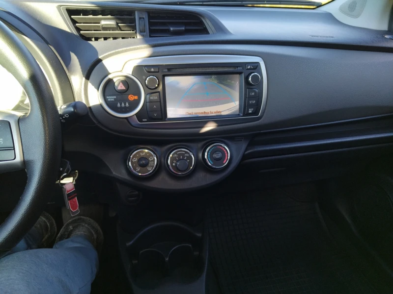 Toyota Yaris 1.0 VVTi, снимка 8 - Автомобили и джипове - 48088397