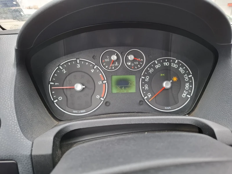 Ford Fiesta 1.4, снимка 8 - Автомобили и джипове - 53428659