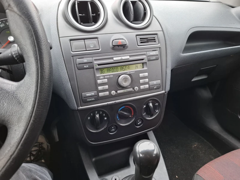 Ford Fiesta 1.4, снимка 9 - Автомобили и джипове - 53428659